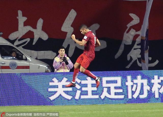 于是他急忙陪着笑说：陈女士你别生气，我老婆她不太懂事，就会乱说话。